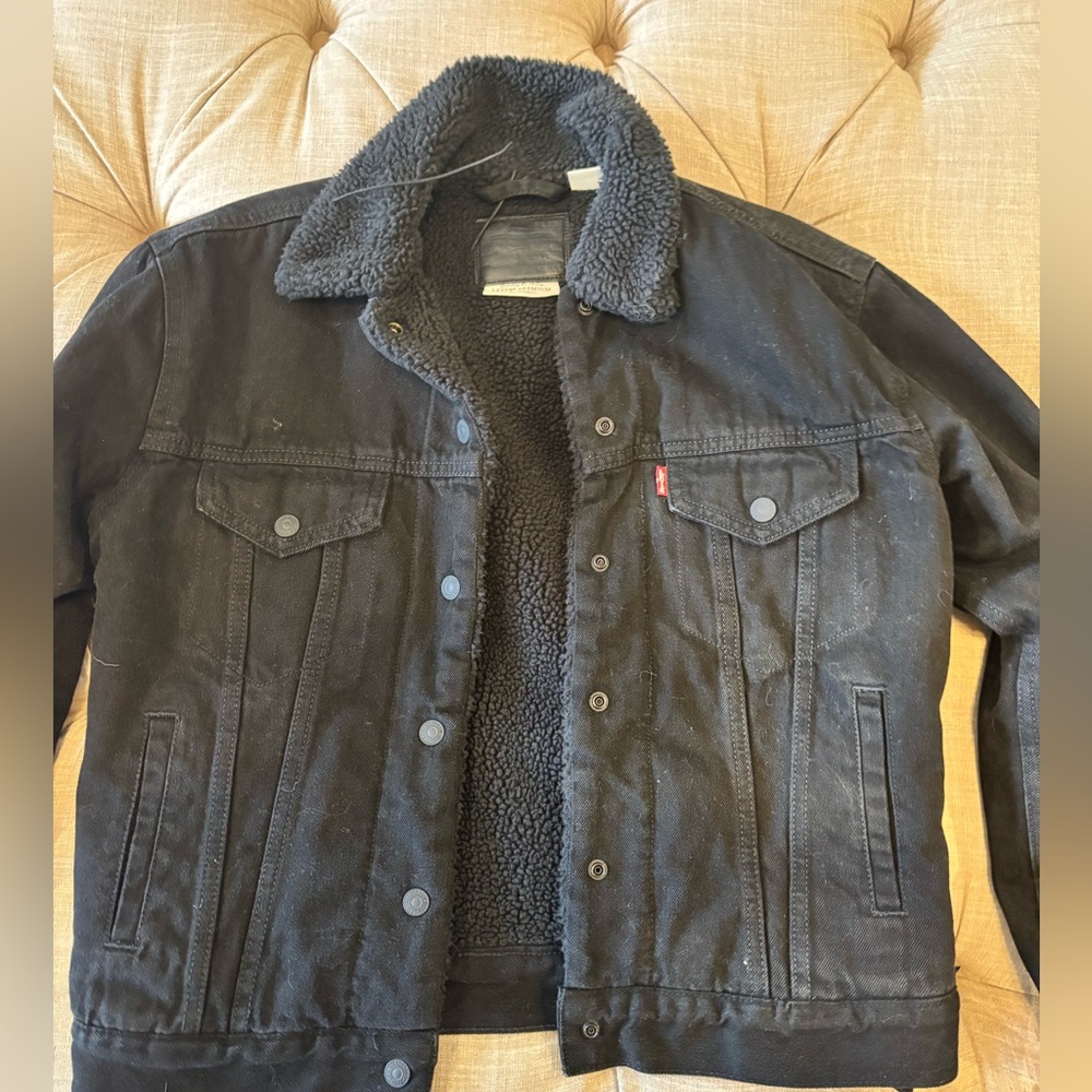 Unworn. Levi’s Sherpa black denim jacket xs